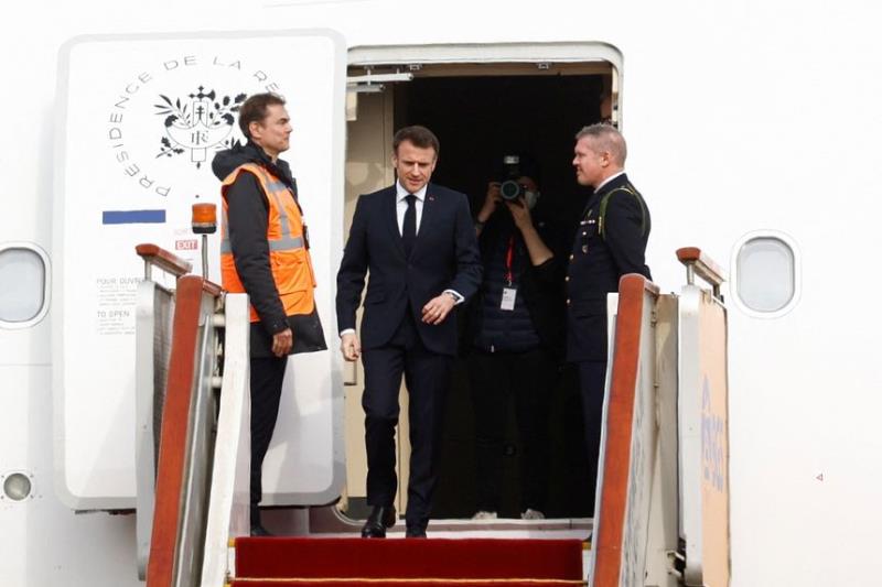 Tổng thống Pháp Emmanuel Macron đến Sân bay Bắc Kinh, bắt đầu chuyến thăm Trung Quốc từ ngày 5-4.