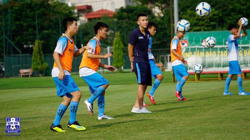 Cựu tuyển thủ Chu Ngọc Anh (áo sẫm) huấn luyện cho một đội trẻ Nam Định.