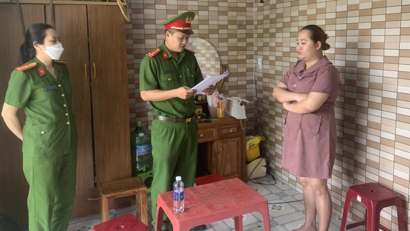 Công an đọc lệnh bắt tạm giam Trần Thị Thu Hạnh.