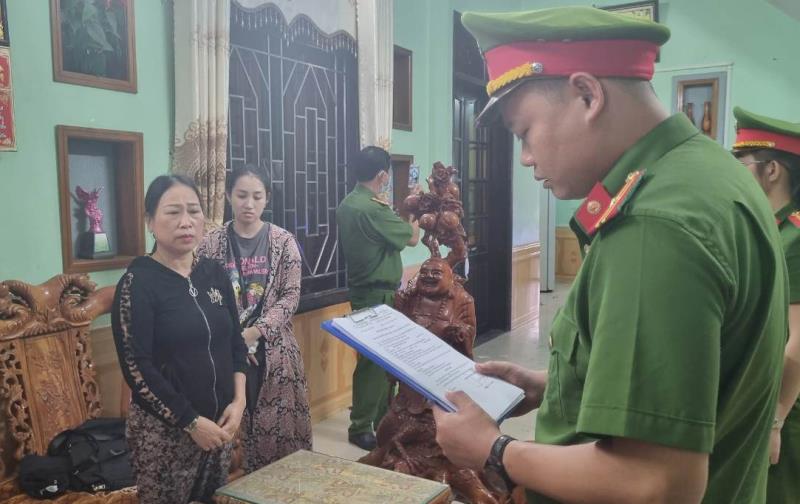 Cơ quan điều tra Công an tỉnh Quảng Nam công bố lệnh bắt tạm giam đối với Nguyễn Thị Mỹ Linh.