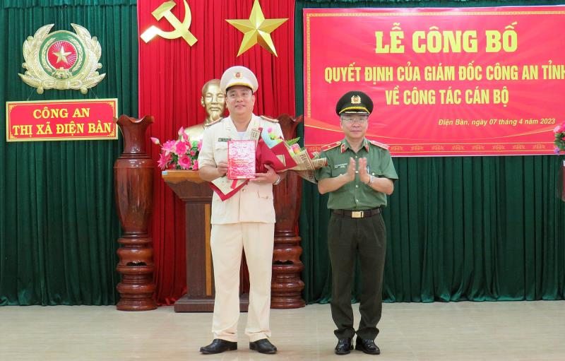 Ông Trần Úc - Chủ tịch UBND thị xã Điện Bàn tặng hoa chúc mừng Thượng tá Mai Thanh Tâm.
