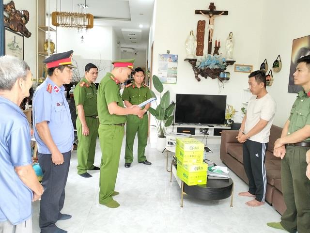Cơ quan CSĐT Công an tỉnh Quảng Nam tống đạt các quyết định đối với Chỉnh và An.