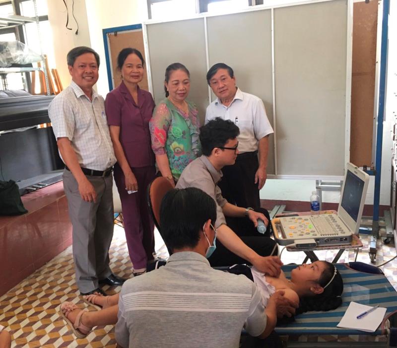 Các tổ chức đoàn thể phối hợp cùng đội ngũ bác sĩ Bệnh viện Đà Nẵng tầm soát tim miễn phí cho trẻ em Q.Liên Chiểu (ảnh minh họa).