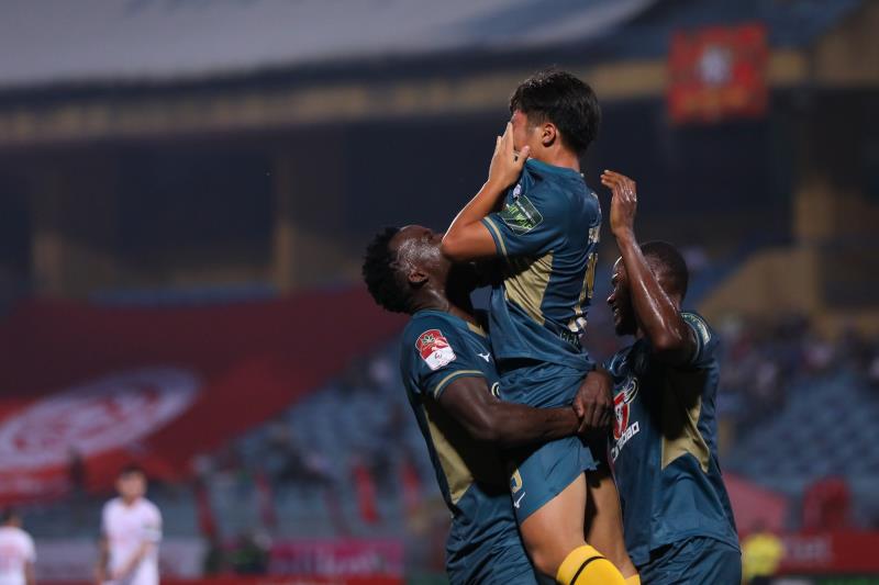 Quốc Việt bật khóc khi ghi bàn đầu tiên tại V-League.