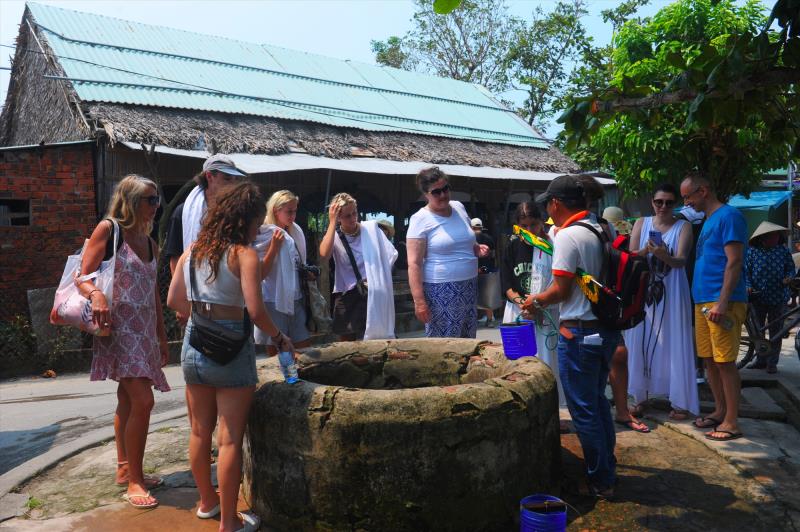 Du khách nước ngoài thích thú khám phá Cù Lao Chàm trong dịp nghỉ Lễ 30-4 và 1-5 năm nay.