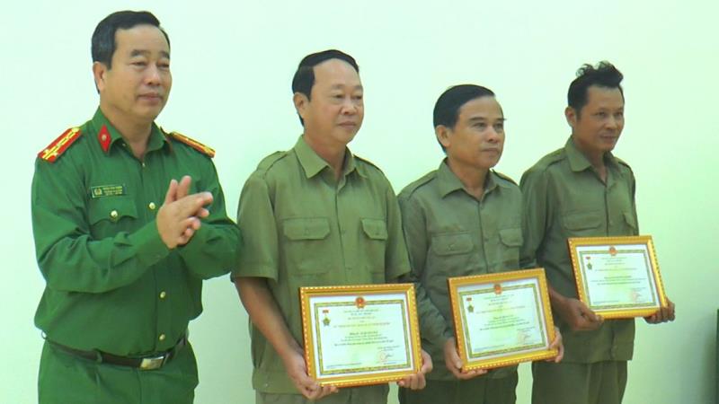 Công an huyện Thăng Bình tổ chức ký cam kết chấp hành pháp luật về trật tự an toàn giao thông cho các chủ phương tiện vận tải trên địa bàn.