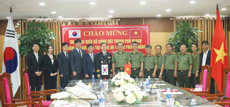 Lãnh đạo Công an TP Đà Nẵng và Sở Cảnh sát TP Deagu (Hàn Quốc) chụp ảnh lưu niệm.