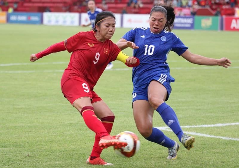 Huỳnh Như bị các cầu thủ Philippines theo sát, không có cơ hội giúp tuyển nữ Việt Nam "món nợ" ở AFF Cup 2022.