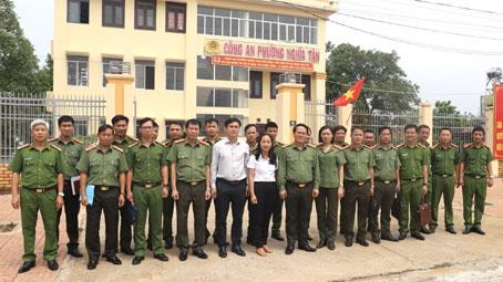 Đoàn công tác do Đại tá Bùi Quang Thanh- Giám đốc Công an tỉnh kiểm tra thực tế tại Công an phường Nghĩa Tân.