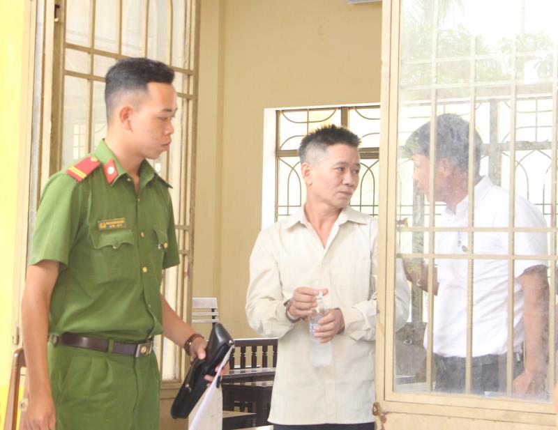 Lực lượng Cảnh sát bảo vệ dẫn giải bị cáo Trí rời phiên tòa.