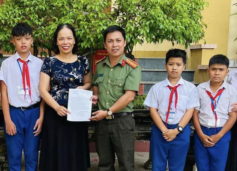 Đại diện lãnh đạo Trường THCS Khe Sanh cùng 3 học sinh có hành động đẹp nhận thư khen từ Công an H. Hướng Hóa.