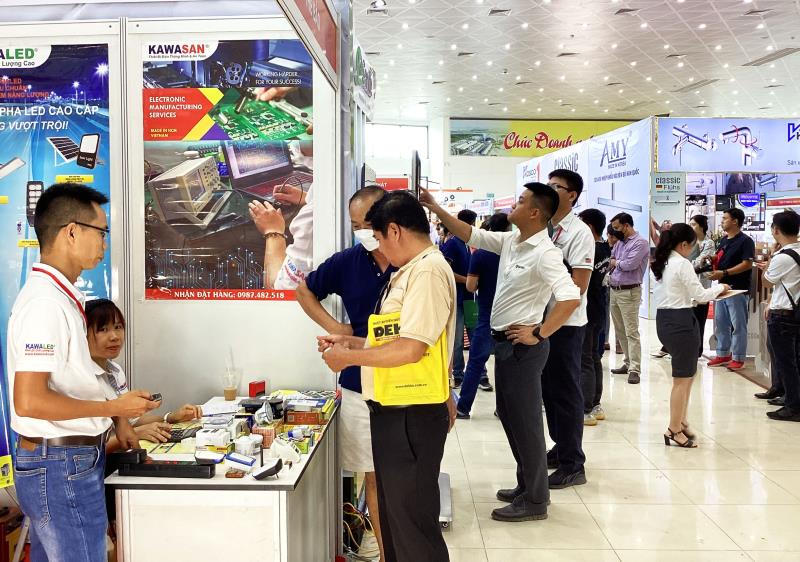 Đông đảo khách đến tham quan và tìm hiểu sản phẩm tại Triển lãm Vietbuild Đà Nẵng - 2023.