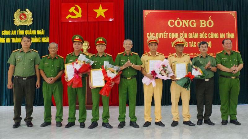 Thượng tá Nguyễn Anh Tuấn-Trưởng Công an TP Quảng Ngãi đã trao quyết định của Giám đốc Công an tỉnh cho các cán bộ chủ chốt được điều động, luân chuyển và bổ nhiệm.