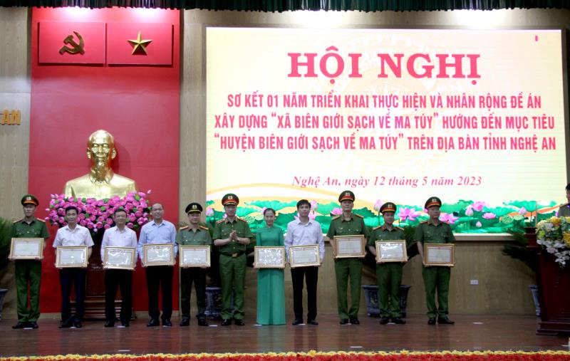 Thứ trưởng Nguyễn Duy Ngọc trao Bằng khen cho các tập thể, cá nhân.