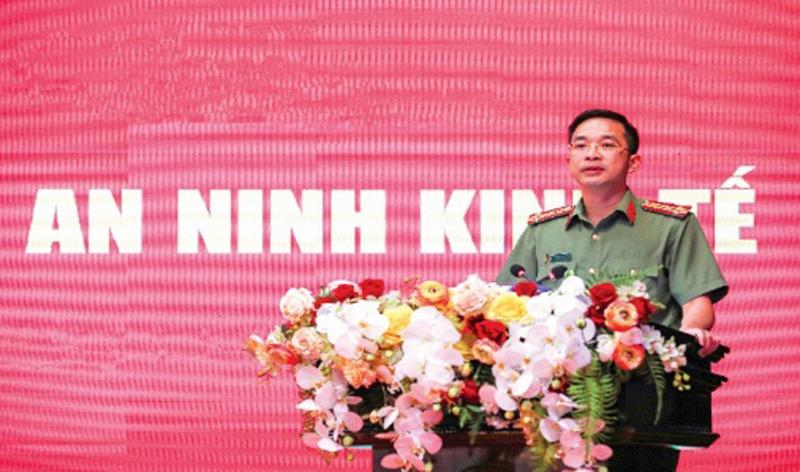 Thượng tá Nguyễn Nho Chinh - Trưởng phòng An ninh kinh tế trao Giấy khen của Giám đốc Công an TP Đà Nẵng cho các cơ quan, doanh nghiệp.