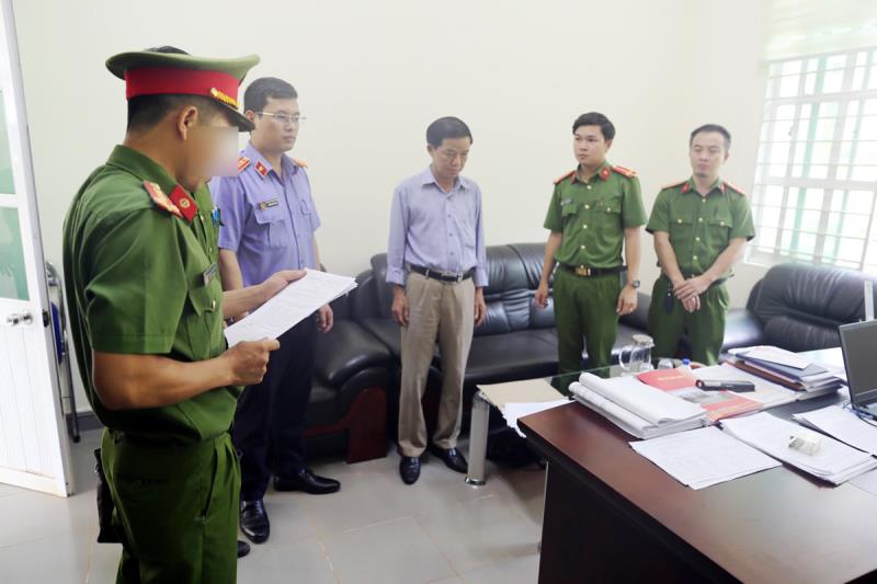 Cơ quan CSĐT Công an tỉnh Đắk Nông tống đạt các quyết định tố tụng đối với bị can Trần Quốc Đạt