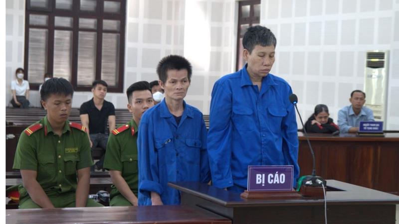 Bị cáo Hiệp và Tuấn tại phiên tòa xét xử.