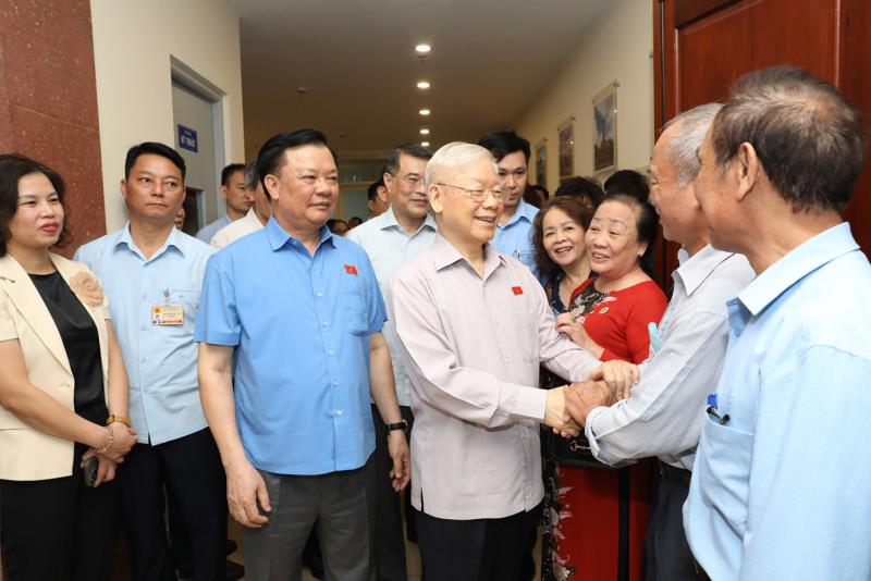 Tổng Bí thư Nguyễn Phú Trọng cùng các đại biểu dự buổi tiếp xúc cử tri.