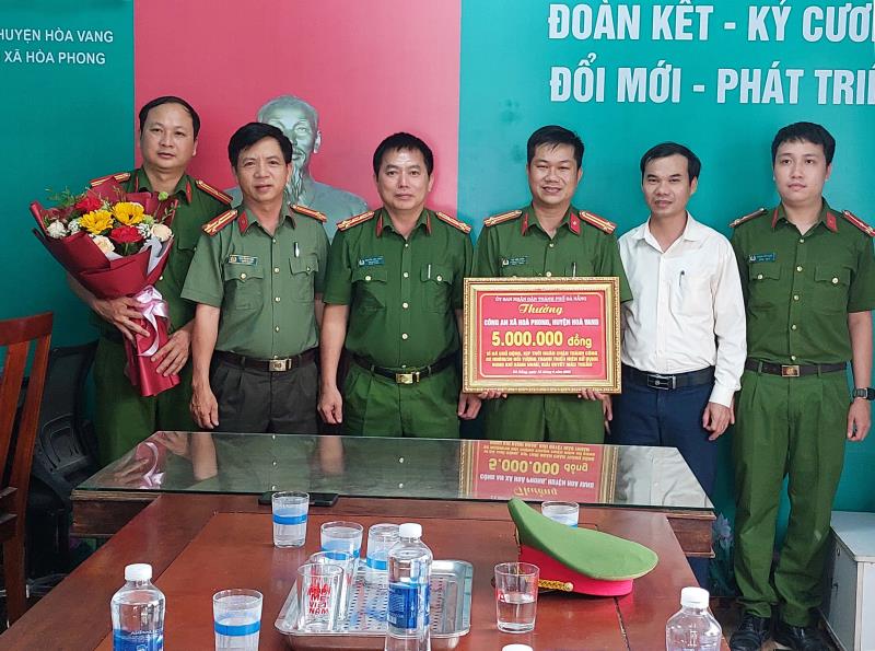 Đại tá Nguyễn Văn Tăng - Phó Giám đốc Công an TP Đà Nẵng trao Quyết định khen thưởng Công an xã Hòa Phong của UBND TP Đà Nẵng vì đã có thành tích phòng ngừa, ngăn chặn nhóm thanh thiếu niên dùng hung khí chuẩn bị đánh nhau trong tháng 4-2023.