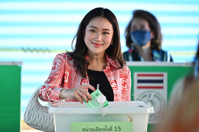 Bà Paetongtarn Shinawatra - ứng viên thủ tướng của Đảng Pheu Thai- đi bỏ phiếu. Ảnh: AFP