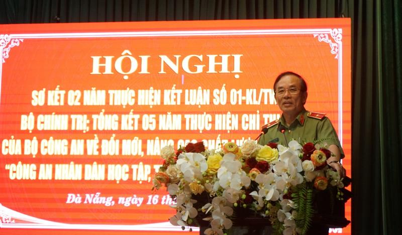 Thượng tá Nguyễn Đại Đồng - Phó Giám đốc Công an TP tặng Giấy khen cho tập thể, cá nhân có thành tích xuất sắc trong thực hiện phong trào.