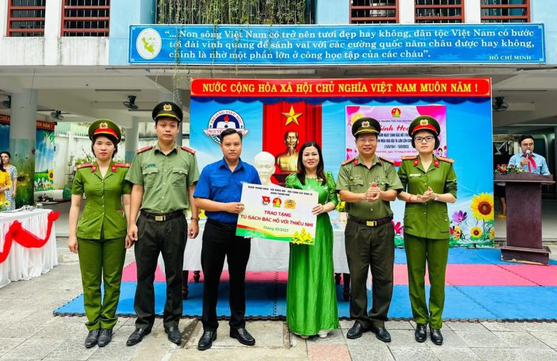 Các đơn vị trao tặng 100 đầu sách cho trường Nguyễn Bá Ngọc.