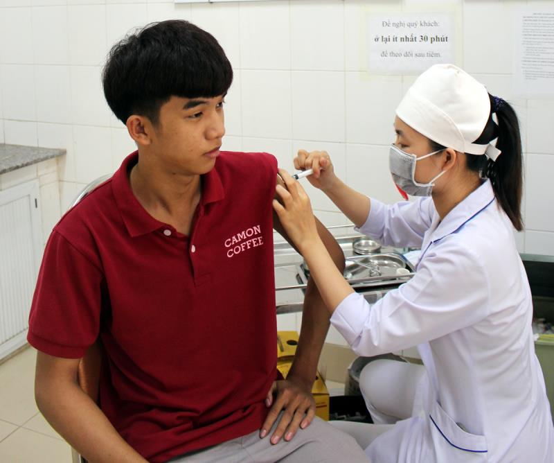 Nhân viên tiêm chủng của Trung tâm Kiểm soát bệnh tật tỉnh Quảng Trị thực hiện mũi tiêm vắc-xin phòng bệnh. Ảnh: Bội Nhiên