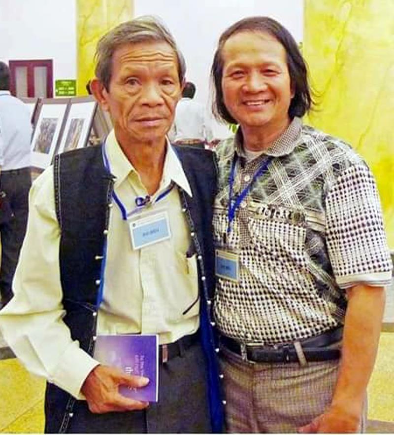 Nhà thơ Pờ Sảo Mìn (bên trái) và họa sĩ Vi Quốc Hiệp (bên phải).