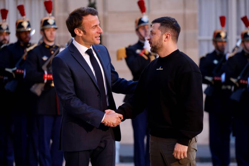 Tổng thống Pháp Emmanuel Macron chào đón Tổng thống Zelensky tại Điện Elysee ngày 14-5. Ảnh: AFP