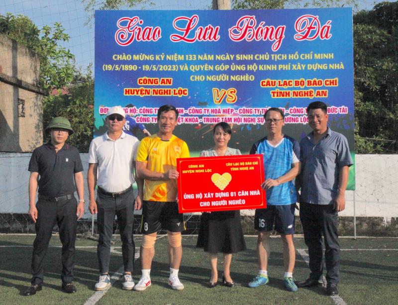Công an huyện Nghi Lộc và CLB Báo chí Nghệ An chụp ảnh lưu niệm trước trận đấu