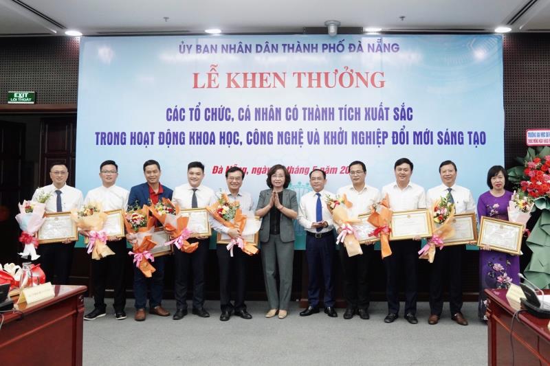Phó Chủ tịch UBND TP Ngô Thị Kim Yến trao Bằng khen cho các tập thể, cá nhân đạt thành tích xuất sắc trong hoạt động khởi nghiệp đổi mới sáng tạo.