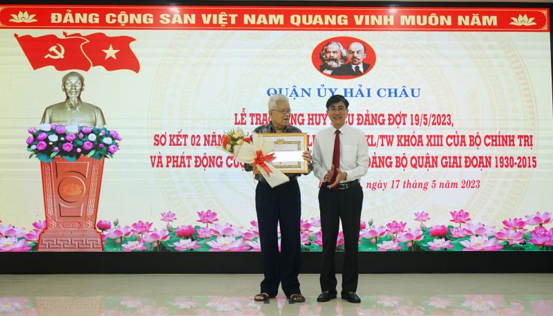 Đồng chí Trần Thắng Lợi trao Huy hiệu Đảng 75 năm cho đảng viên sinh hoạt tại đảng bộ.