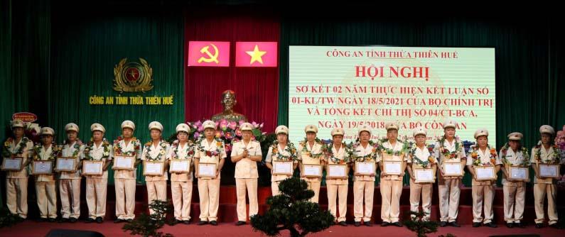 Đại tá Nguyễn Thanh Tuấn- Giám đốc Công an tỉnh Thừa Thiên-Huế trao Giấy khen cho các tập thể.