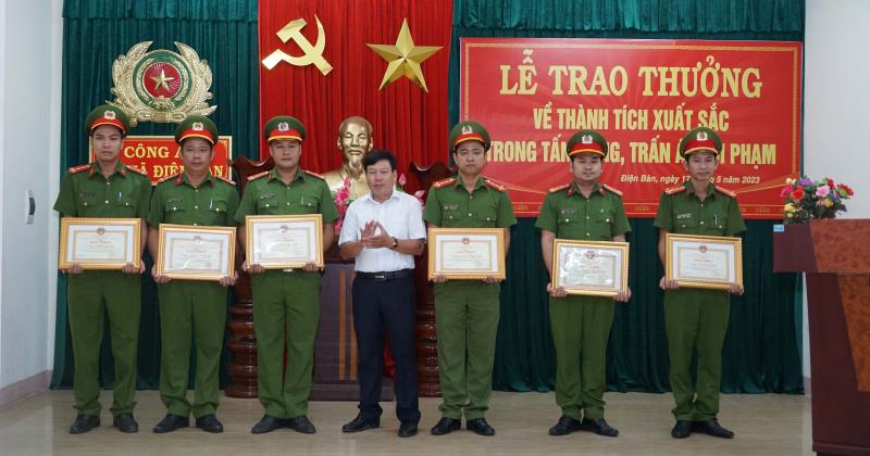Chủ tịch UBND thị xã Điện Bàn trao thưởng cho các tập thể, cá nhân.