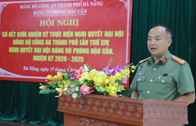 Thượng tá Nguyễn Anh Dũng - Phó Bí thư Đảng ủy, Phó Trưởng phòng Phòng Hậu cần báo cáo kết quả sơ kết giữa nhiệm kỳ.