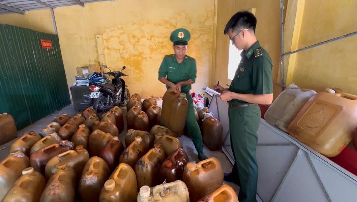 Đồn BP Cửa khẩu cảng Dung Quất tạm giữ số dầu D.O tang vật vụ việc.
