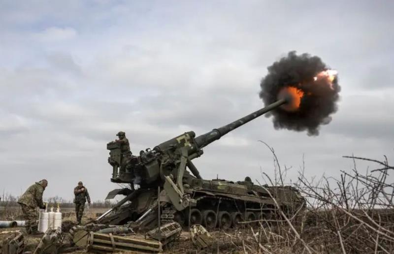 Ukraine khai hỏa lựu pháo 2S7 Pion gần Bakhmut. Ảnh: Getty