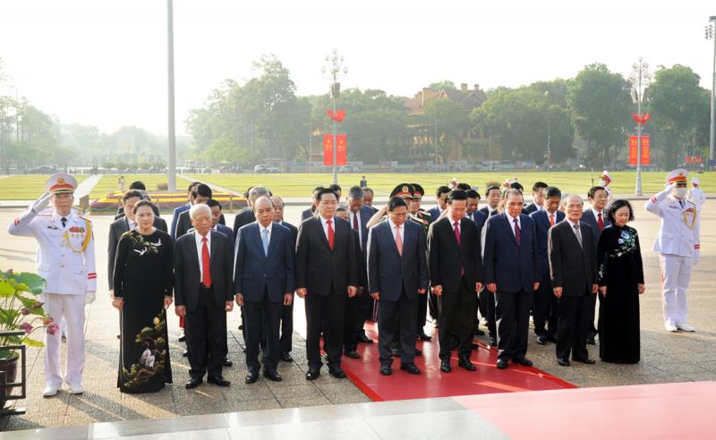 Các đồng chí lãnh đạo Đảng, Nhà nước, MTTQ Việt Nam dành phút tưởng niệm, bày tỏ lòng thành kính, tưởng nhớ công lao to lớn của Chủ tịch Hồ Chí Minh.