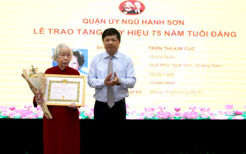 Phó Bí thư Thường trực Thành ủy Đà Nẵng Lương Nguyễn Minh Triết trao Huy hiệu Đảng cho một đảng viên đủ tiêu chuẩn.