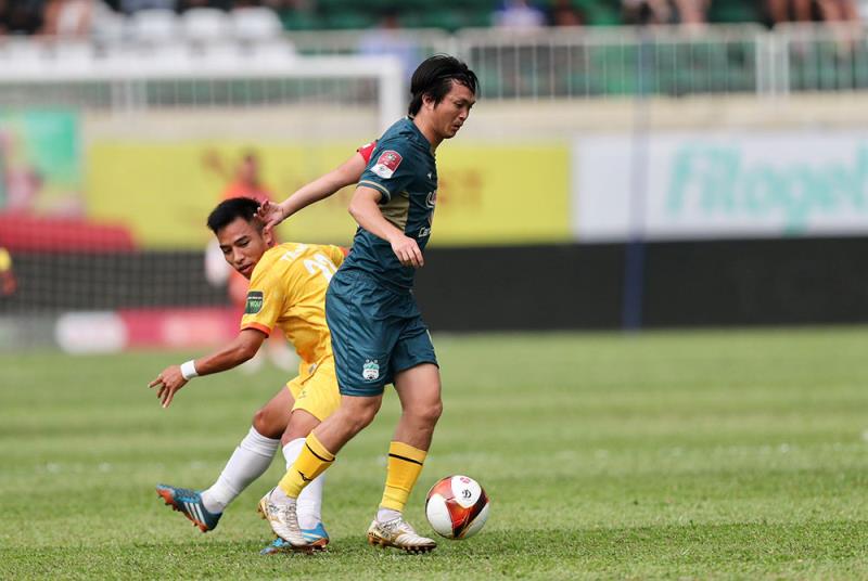 HAGL (áo sẫm) tiếp đội đầu bảng Đ. Thanh Hóa trên sân nhà ở trận đấu sớm nhất vòng 8 V-League 2023.