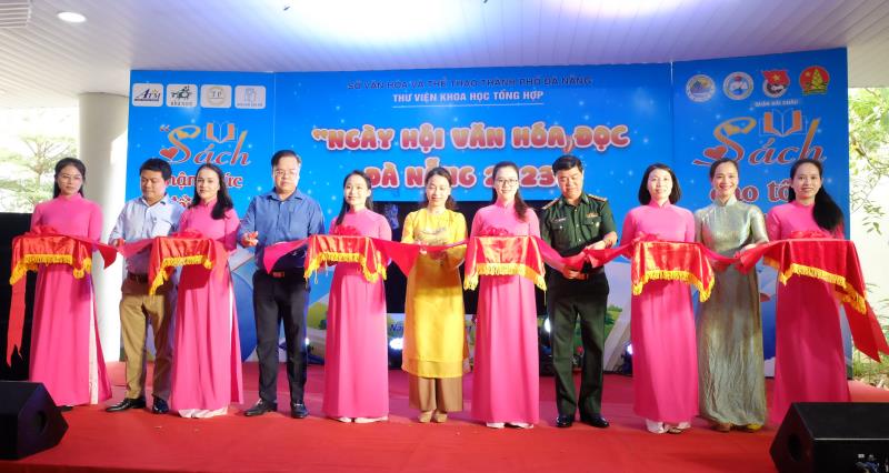 Đại diện lãnh đạo Sở VH-TT, Thư viện Khoa học tổng hợp và các đại biểu cắt băng khai mạc "Ngày hội văn hóa đọc Đà Nẵng 2023".