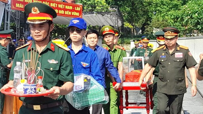 Đại diện lãnh đạo tỉnh Quảng Trị cùng lực lượng chức năng di chuyển hài cốt liệt sĩ đến khu vực an táng tại NTLS quốc gia Đường 9.