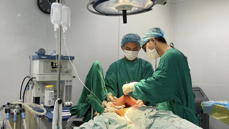 Các bác sỹ Trung tâm Y tế huyện Tân Kỳ cấp cứu, phẫu thuật cho bệnh nhi T.A.