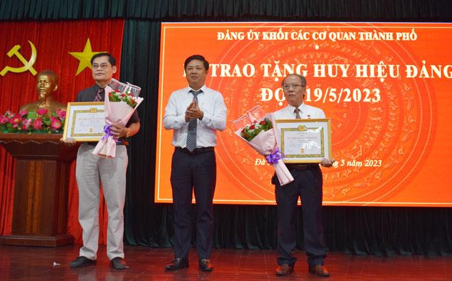 Phó Bí thư Thường trực Thành ủy Đà Nẵng Lương Nguyễn Minh Triết trao Huy hiệu Đảng cho các đảng viên đủ tiêu chuẩn.