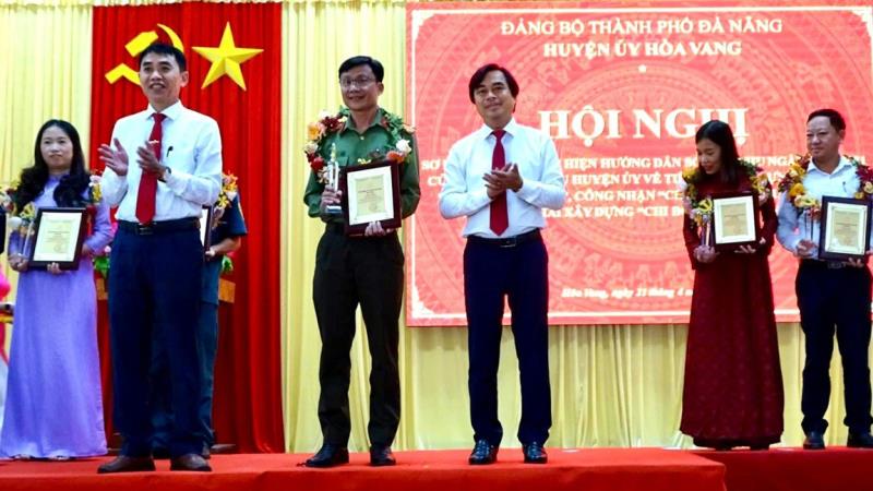 Bí thư Chi bộ Đội An ninh Nguyễn Hồng Minh nhận quyết định công nhận đạt danh hiệu "Chi bộ kiểu mẫu" năm 2022.