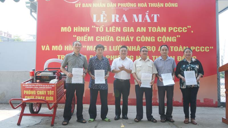 Trao quyết định thành lập "Tổ liên gia an toàn PCCC" cho 5 hộ dân tổ dân phố số 4 P. Hòa Thuận Đông.