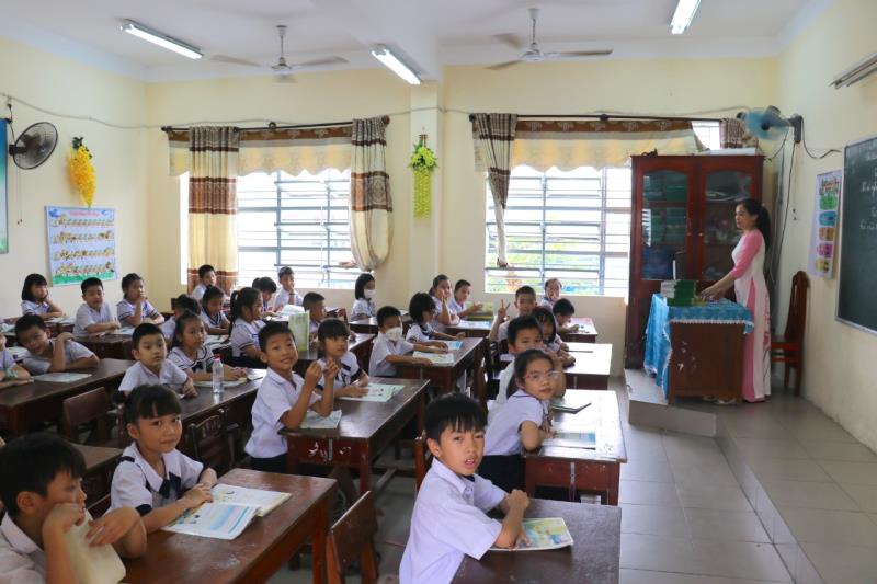 Trường TH Phan Phu Tiên chỉ mới đáp ứng được khối lớp 1 đến lớp 4 học 2 buổi/ngày
.