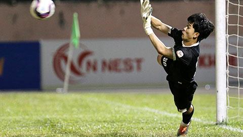 Thủ môn Quốc Bảo xuất sắc cản phá x 3 quả 11m, giúp U19 SHB Đà Nẵng giành vé vào bán kết.