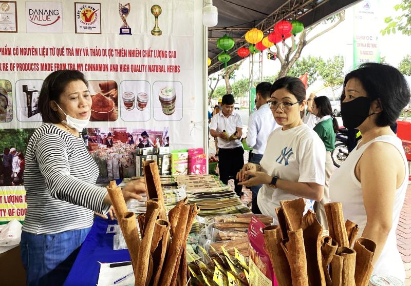 Người dân và du khách tham quan, mua sắm tại 1 gian hàng bán sản phẩm OCOP, sản phẩm đặc trưng Đà Nẵng.