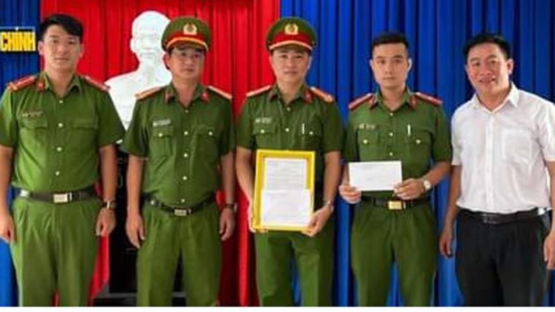Lãnh đạo Công an quận Thanh Khê và UBND P. Tân Chính trao thưởng cho tổ tuần tra 8394.